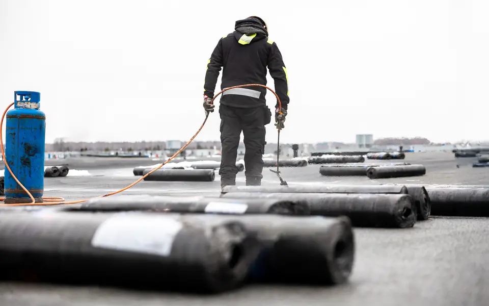 Architecture contemporaine avec lignes de toiture et de façade